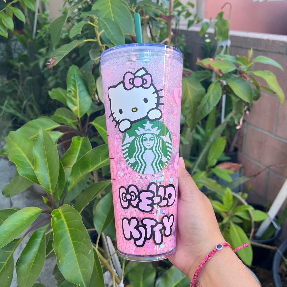 Starbucks Hello kitty snowglobe tumbler 🩷🤍
